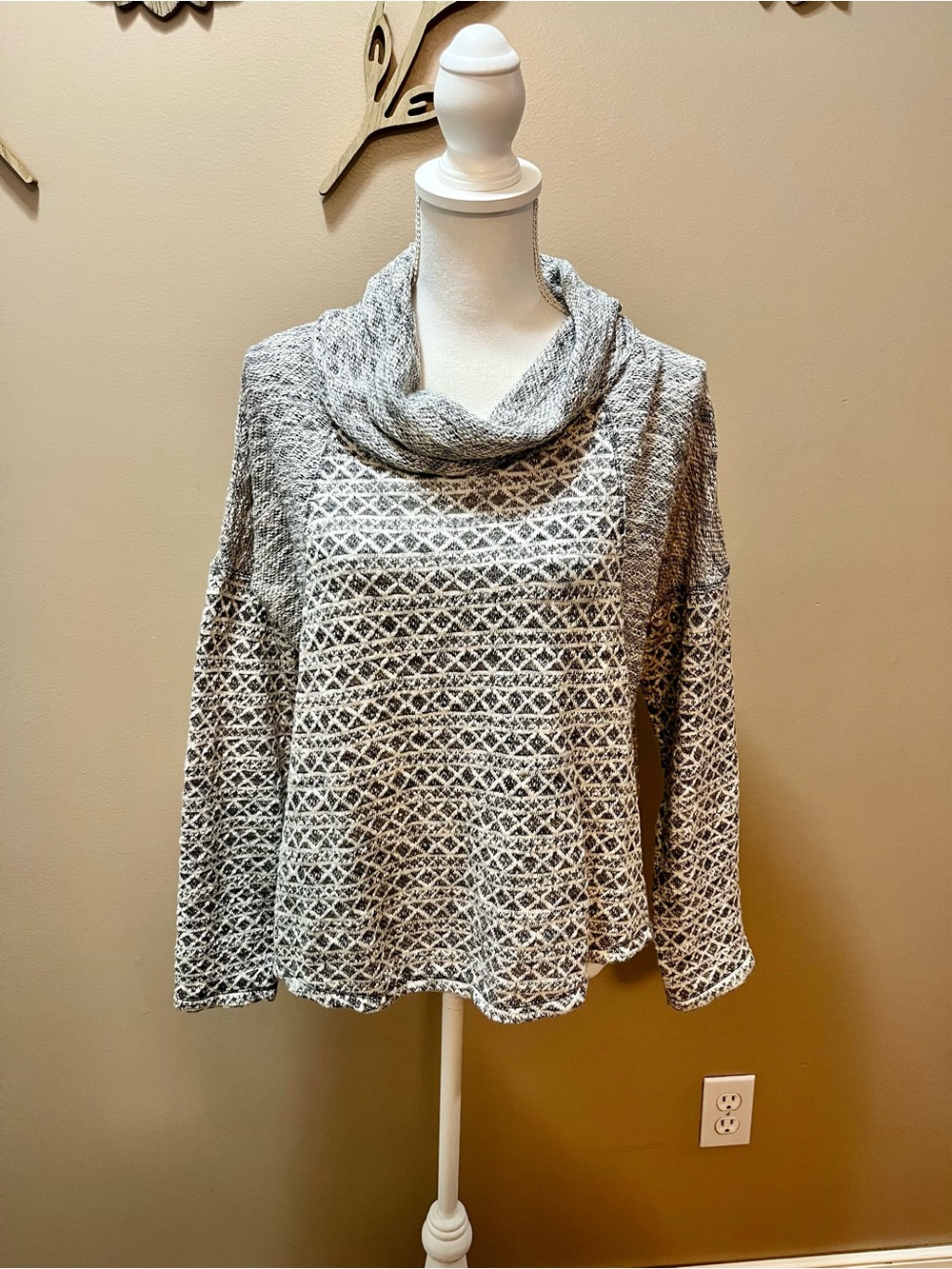 North River Gray and White Cowl Neck Sweater Size Medium